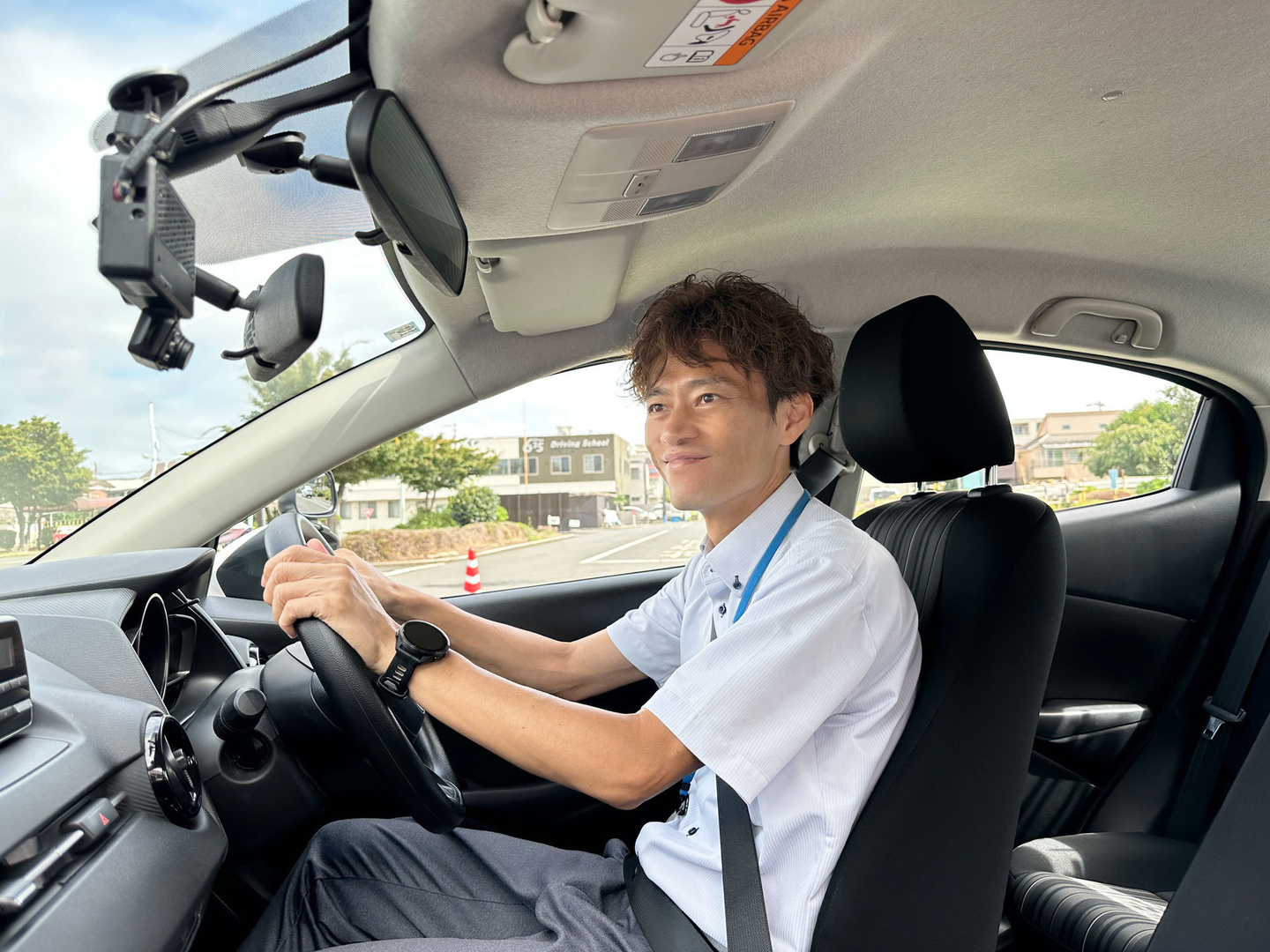 運転する花岡指導員